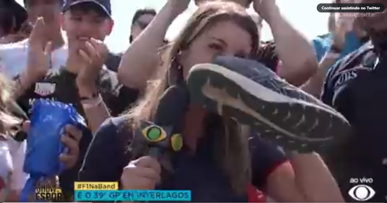 Vídeo: Repórter da Band cheira chulé ao vivo: 'meu Deus'