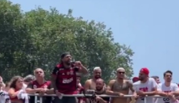 Flamenguistas puxam coro contra Tite e Gabigol provoca: 'já jogo em uma Seleção'
