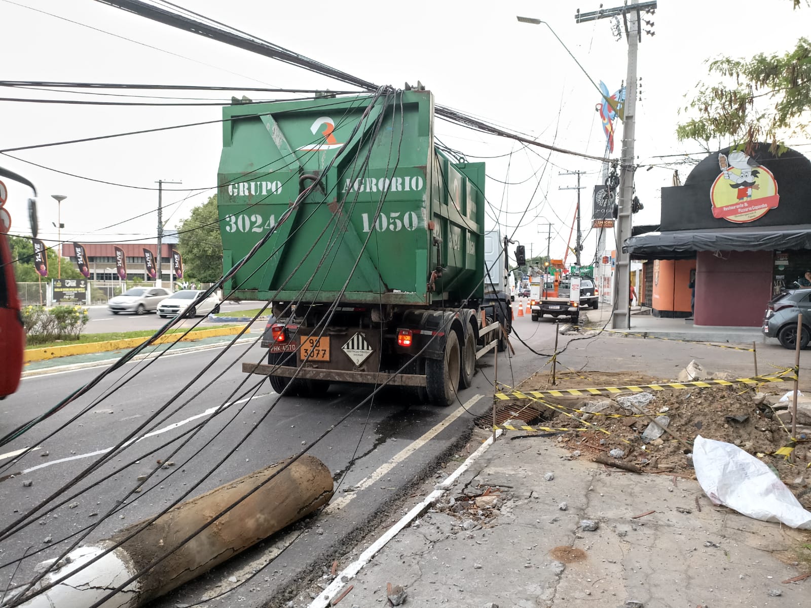 Caminhão arranca poste e destrói rede elétrica em acidente na Av. Efigênio Sales em Manaus