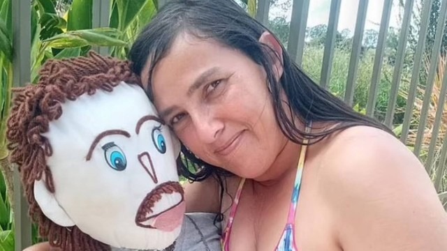 Mulher que ‘casou’ e ‘teve filho’ com boneco de pano diz que foi traída por ele