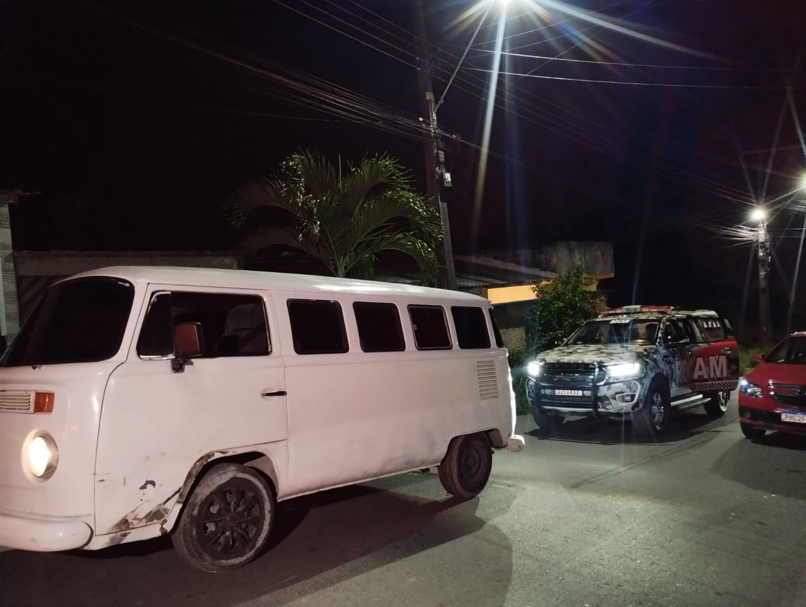 Suspeitos em Kombi usada para matar casal trocam tiros com a Rocam e fogem em Manaus 