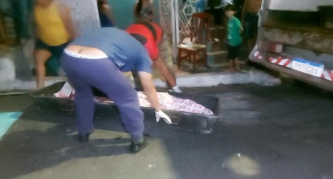 Ornamentando rua para Copa 2022, homem é perseguido e morto brutalmente em Manaus