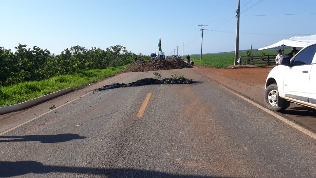 Bolsonaristas liberam BR-319 após estrada ser bloqueada com terra no Amazonas
