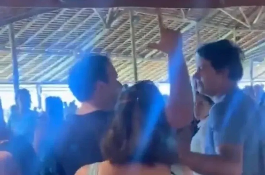 Vídeo: Rodrigo Maia é hostilizado por bolsonaristas em restaurante de hotel