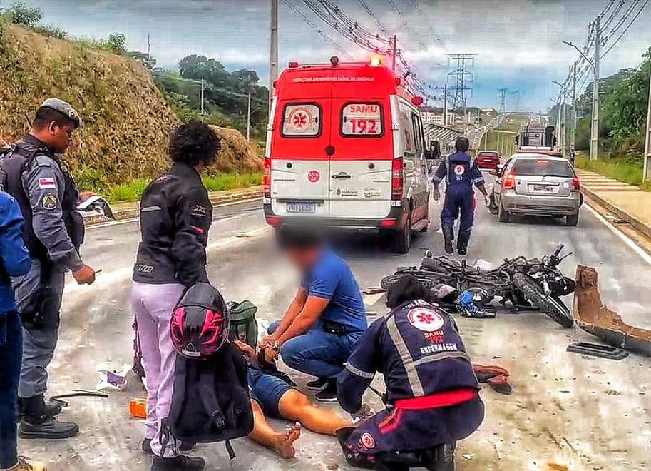 Casal em moto bate violentamente contra carreta durante grave acidente em Manaus