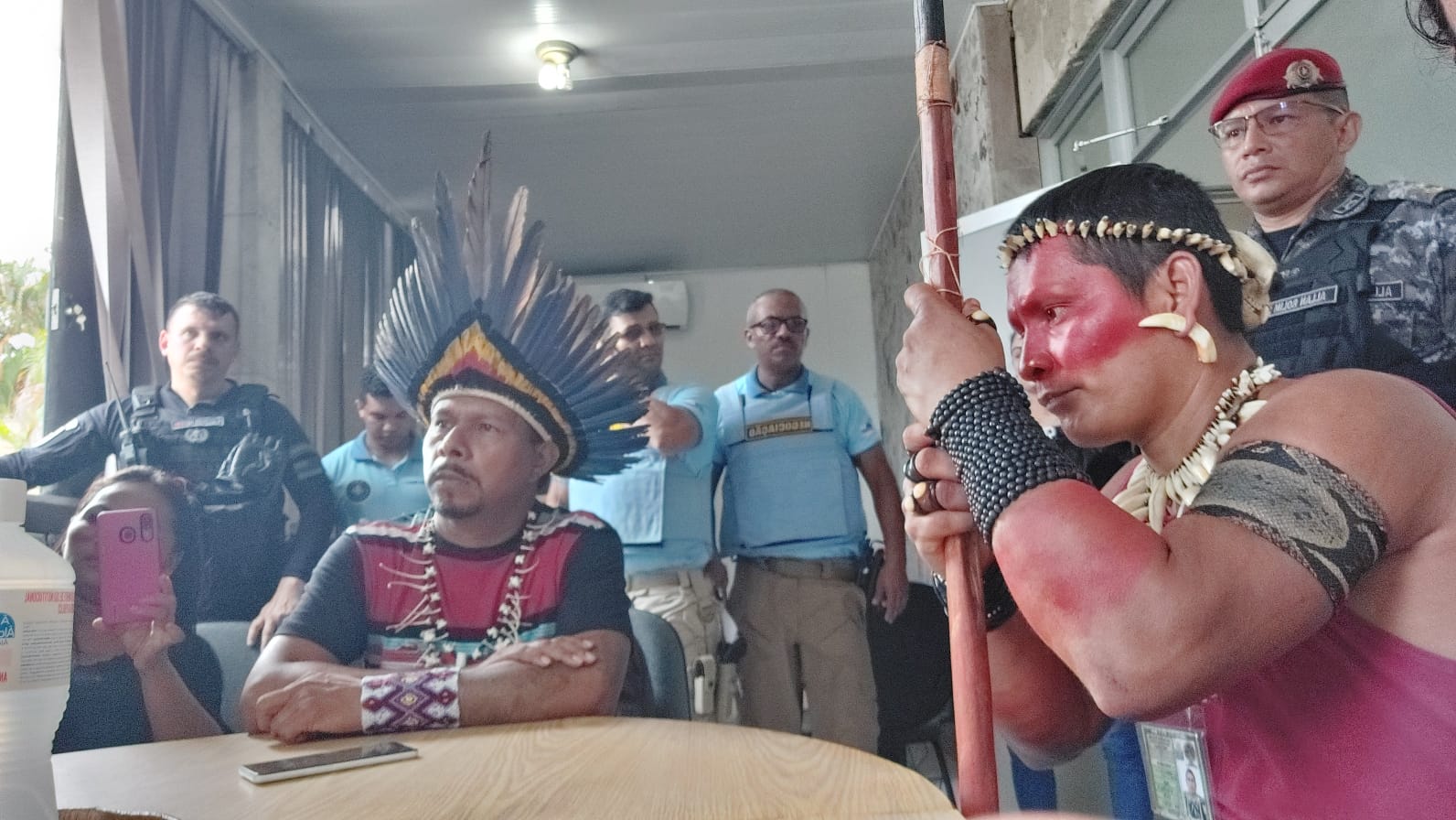 PF tenta negociar desocupação da sede da Funai invadida por indígenas em Manaus