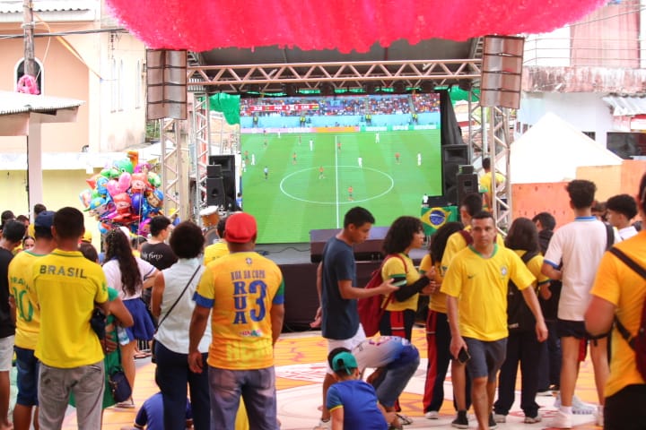 Torcedores lotam  'Rua da Copa' em Manaus para acompanhar estreia do Brasil na Copa do Catar