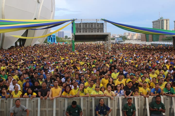 Vídeos: Mais de 10 mil torcedores lotaram transmissão de jogo do Brasil na 'Copa Arena'