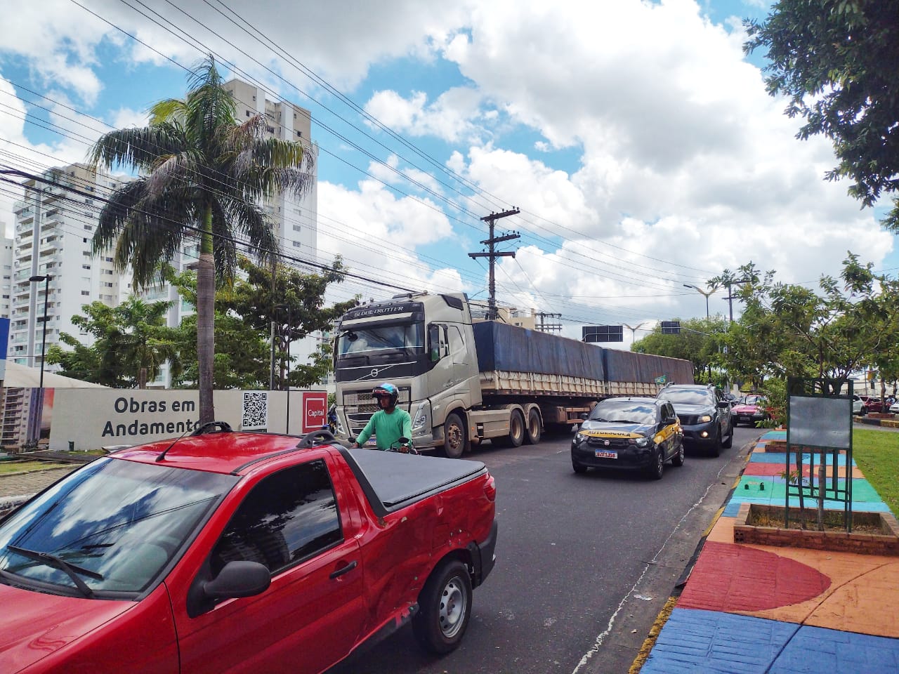 Congestionamentos quilométricos se formam em avenidas após tubulação romper em Manaus 
