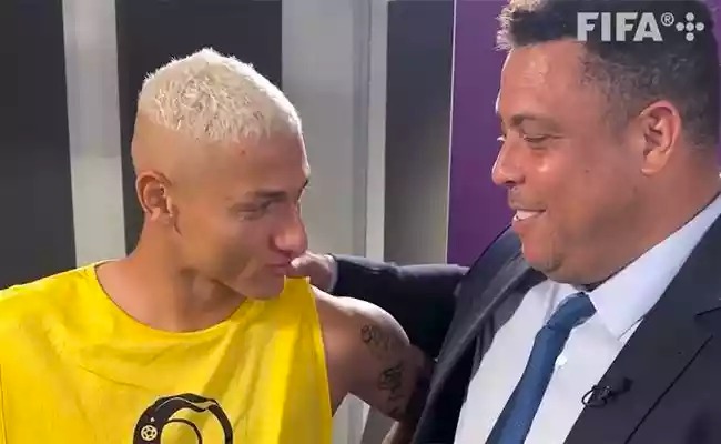 Vídeo: Richarlison chora em encontro com Ronaldo e ensina 'dança do pombo' ao fenômeno 