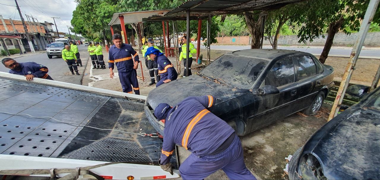 Veículos abandonados são retirados das ruas durante a 'Operação Sucata' em Manaus