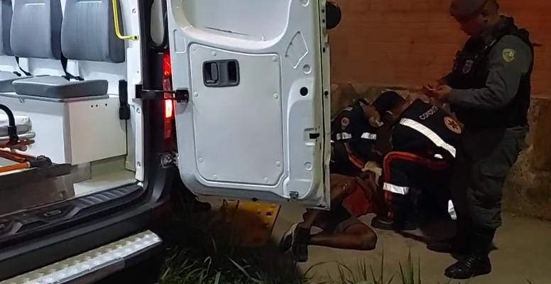 Suspeito de assalto tem cabeça quebrada após passageira ser esfaqueada em Manaus