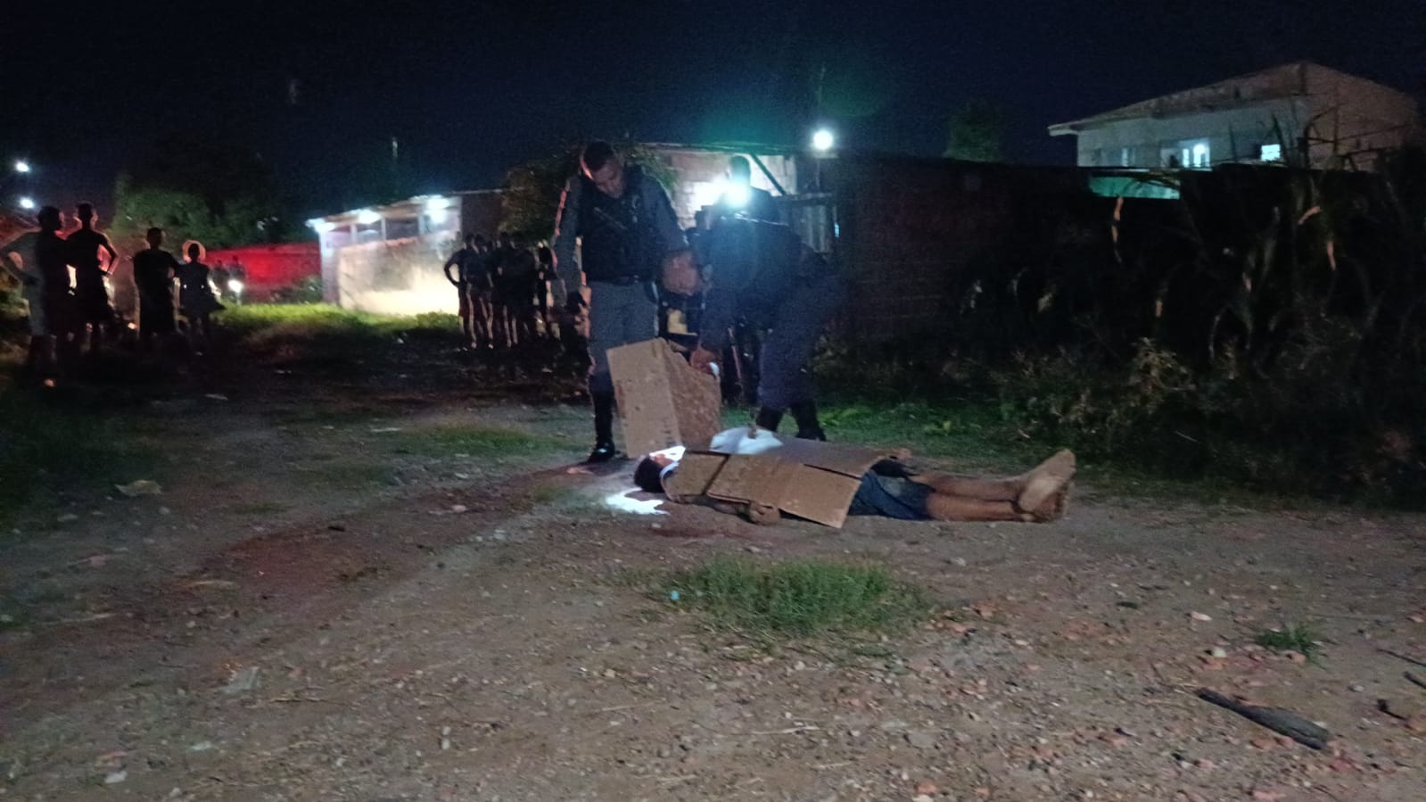 Dupla mata homem a sangue frio e foge correndo por beco em Manaus