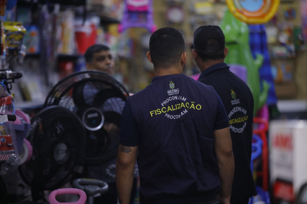 Procon fiscaliza lojas no Centro de Manaus para vendas no Natal