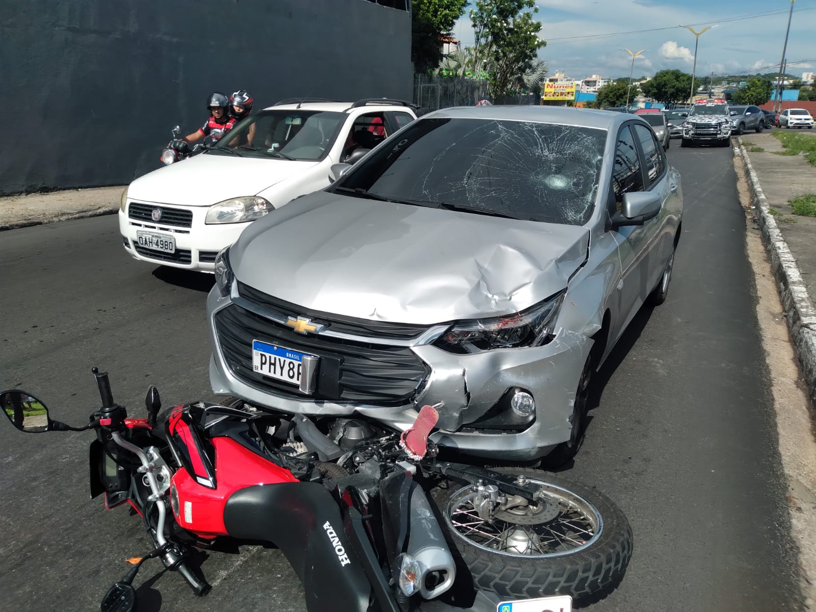 Casal em moto é arrastado por carro e têm pernas fraturadas em grave acidente em Manaus 