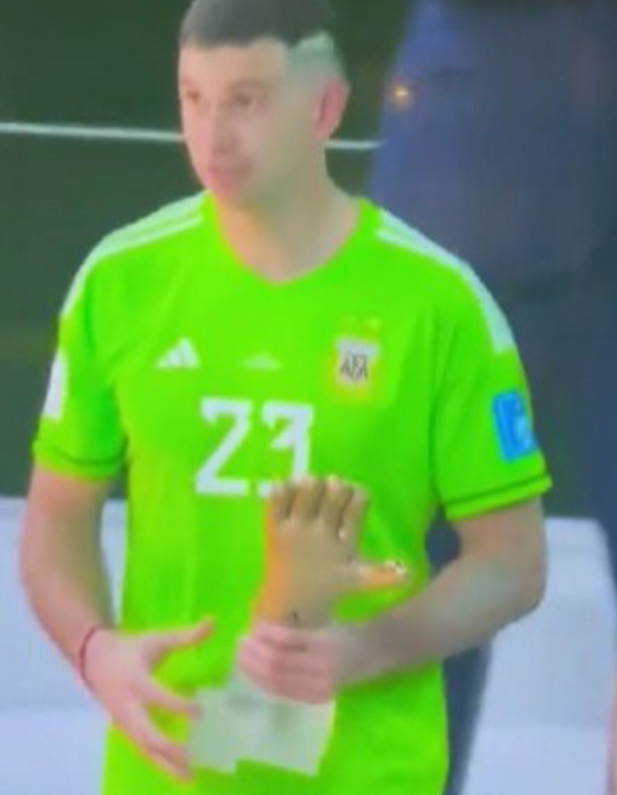 Goleiro da Argentina protagoniza momento inusitado ao receber 'Luva de Ouro'