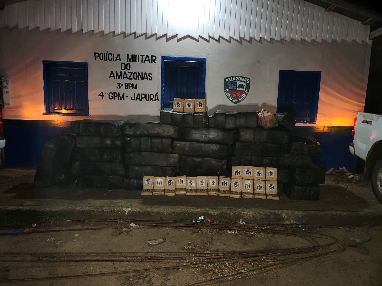 Criminosos trocam tiros com a polícia e abandonam mais de 1 tonelada de drogas em ilha no Amazonas