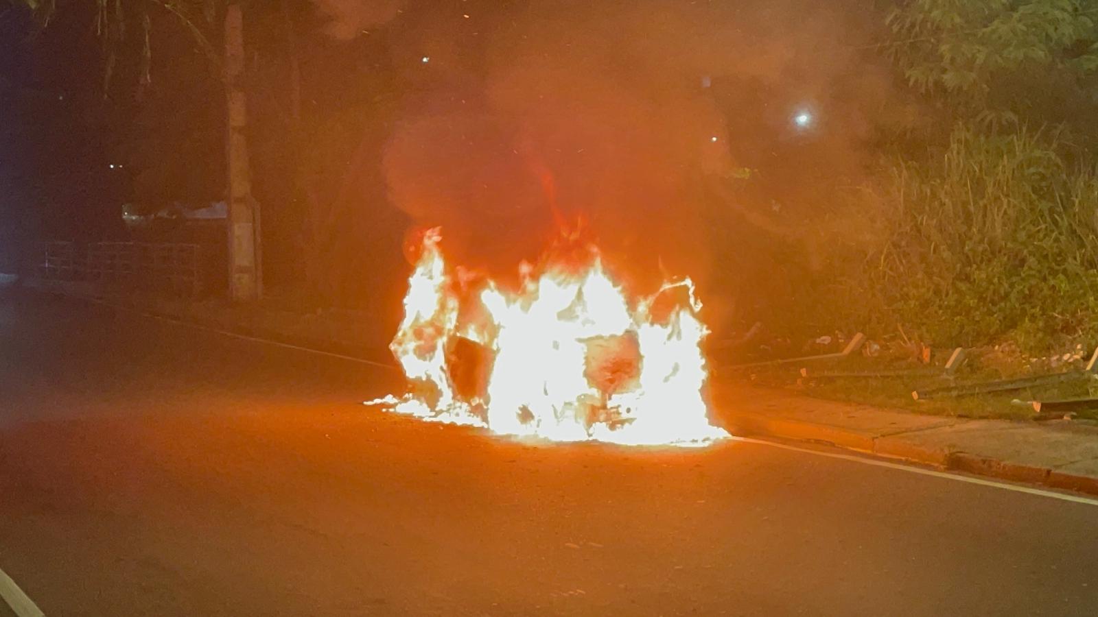 Carro fica destruído após ser tomado por fogo em Manaus 