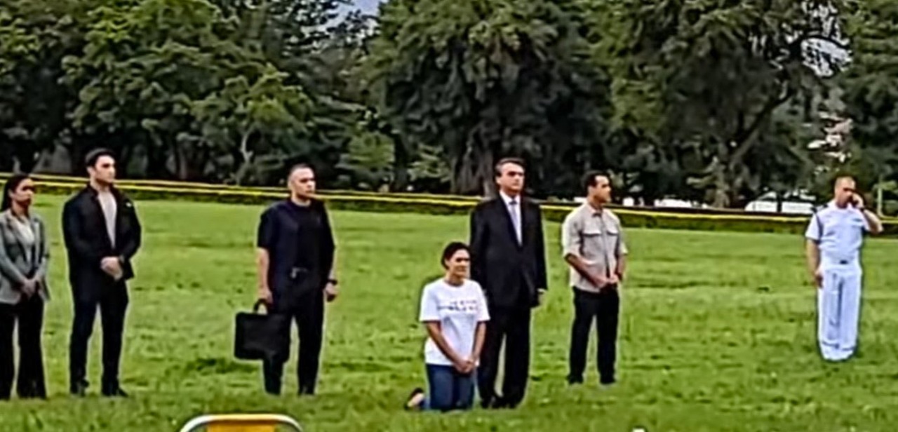 Bolsonaro chora e Michelle se ajoelha em um dos últimos encontros com apoiadores no Alvorada