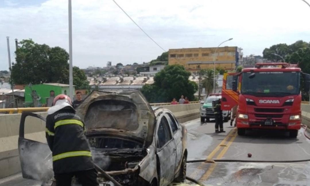 Ponte fica interditada após carro ser tomado por fogo em Manaus 