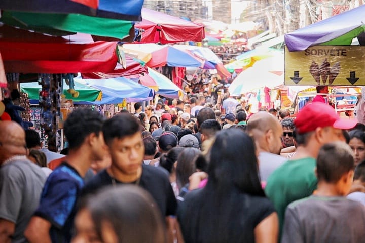 Centro de Manaus tem muvuca na véspera de Natal; veja fotos