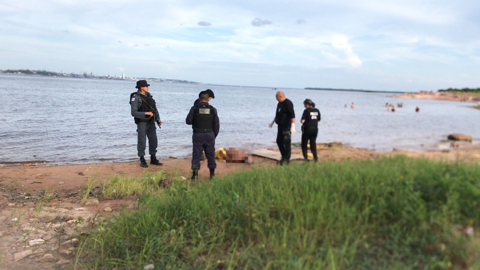 Banhistas vão aproveitar o Natal na Ponte Rio Negro e encontram corpo boiando nas águas