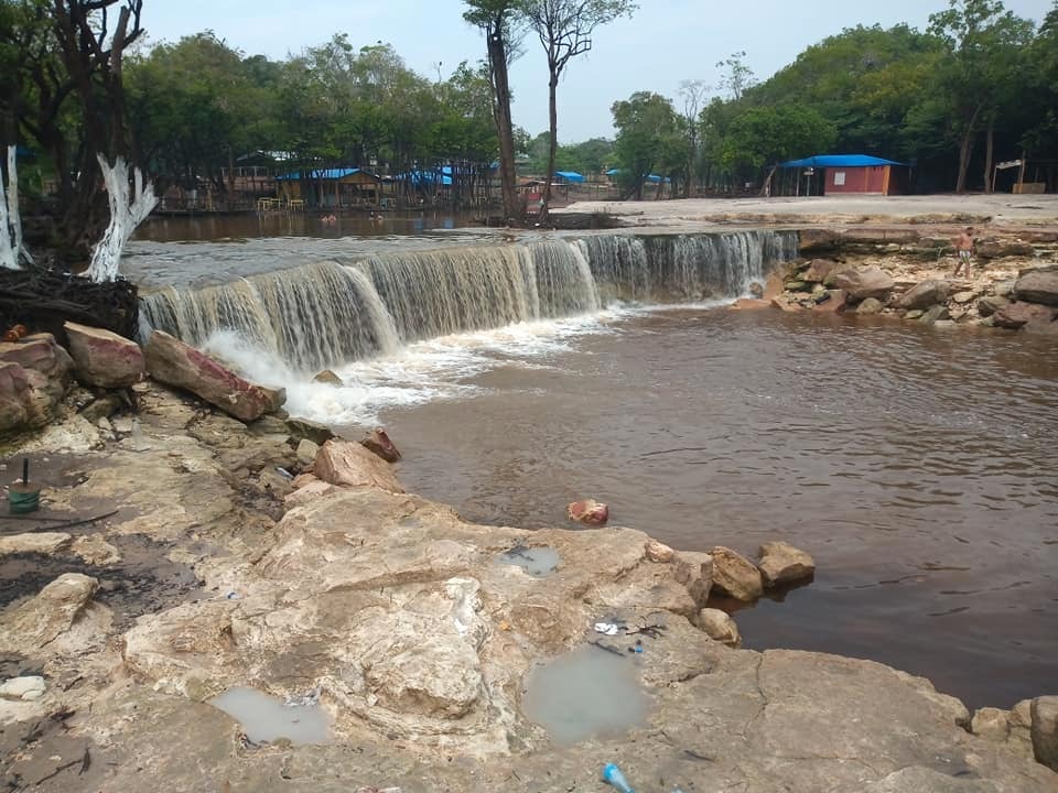 Menino de 6 anos quase morre afogado no Natal ao cair em cachoeira no Amazonas