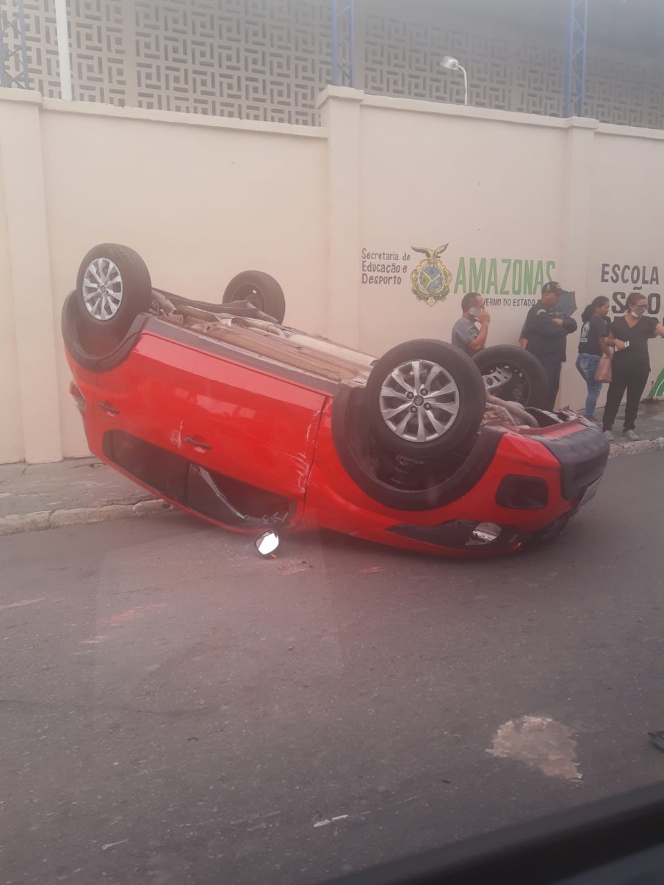 Carro capota em acidente na frente de escola em Manaus