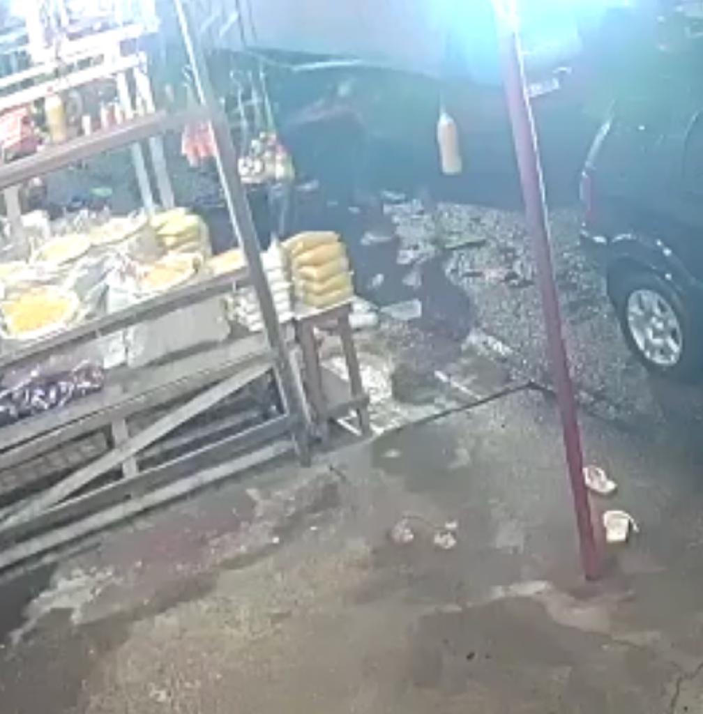 Vídeo: Jovem é executado em feira e amigos são baleados por pistoleiros no Amazonas