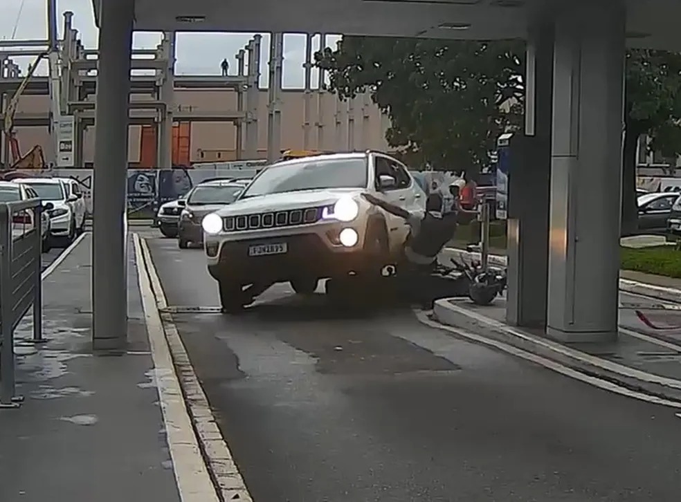 Vídeo mostra musa fitness atropelando segurança após dar golpe de R$ 13 mil em joalheria