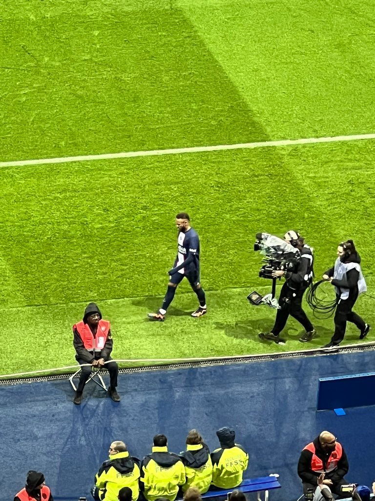 Neymar é expulso de jogo e rende memes por desfalcar PSG dia 1º de janeiro: 'folga do Réveillon'
