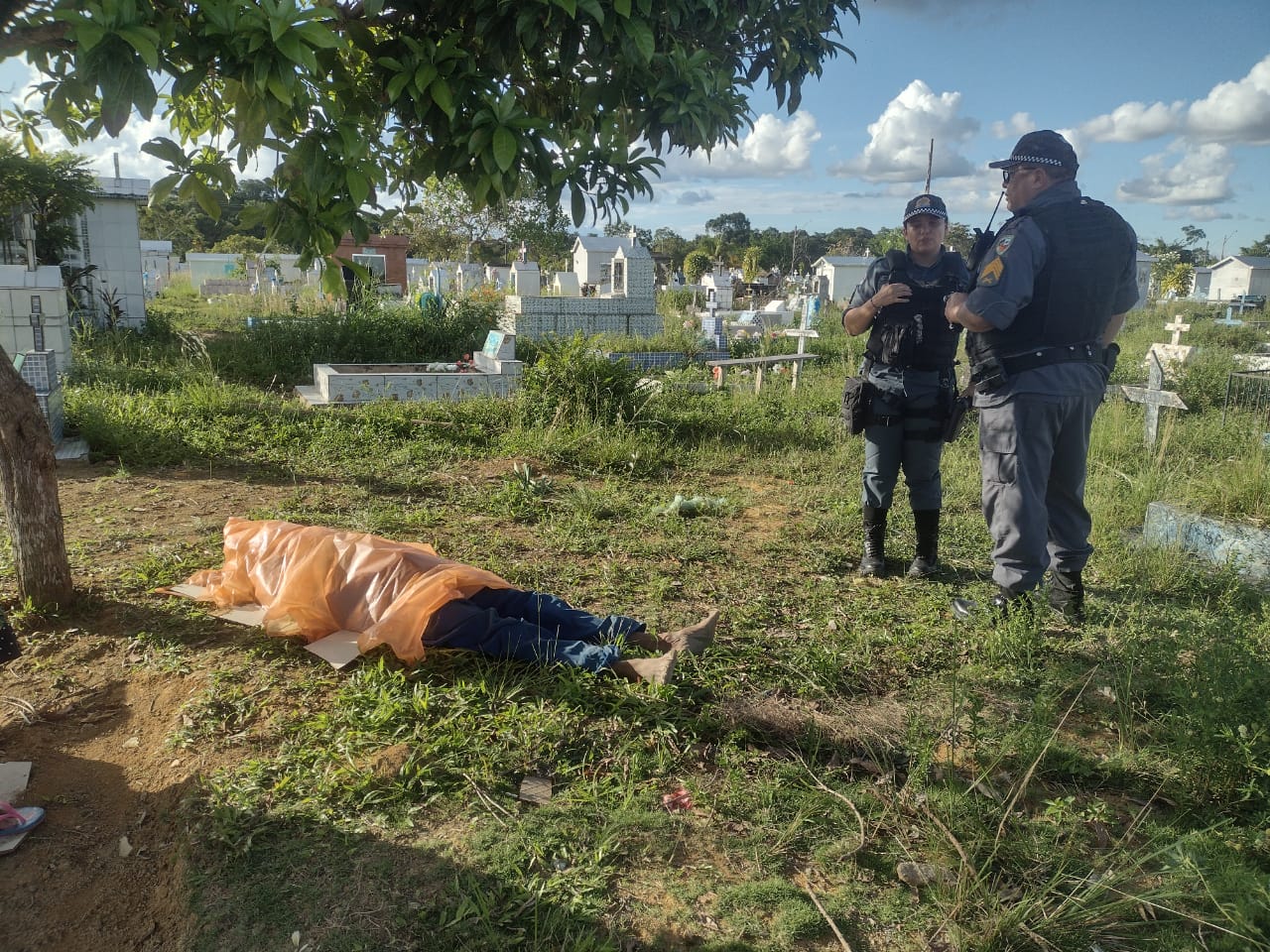 Funcionário é encontrado morto dentro de cemitério em Manaus
