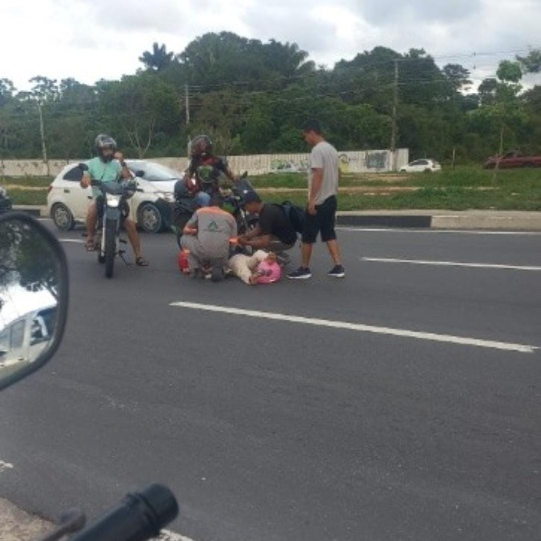 Acidente entre motocicleta e carro deixa mulher ferida e trânsito caótico na Avenida das Torres