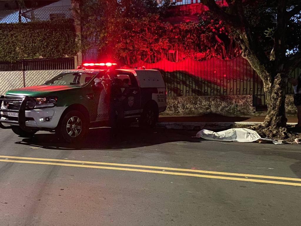 Homem cai enquanto fugia de criminosos e é executado perto de igreja em Manaus