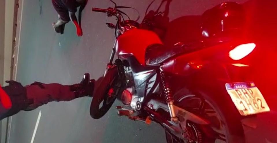 Motorista invade contramão na Ponte Rio Negro e atropela motociclista em Manaus