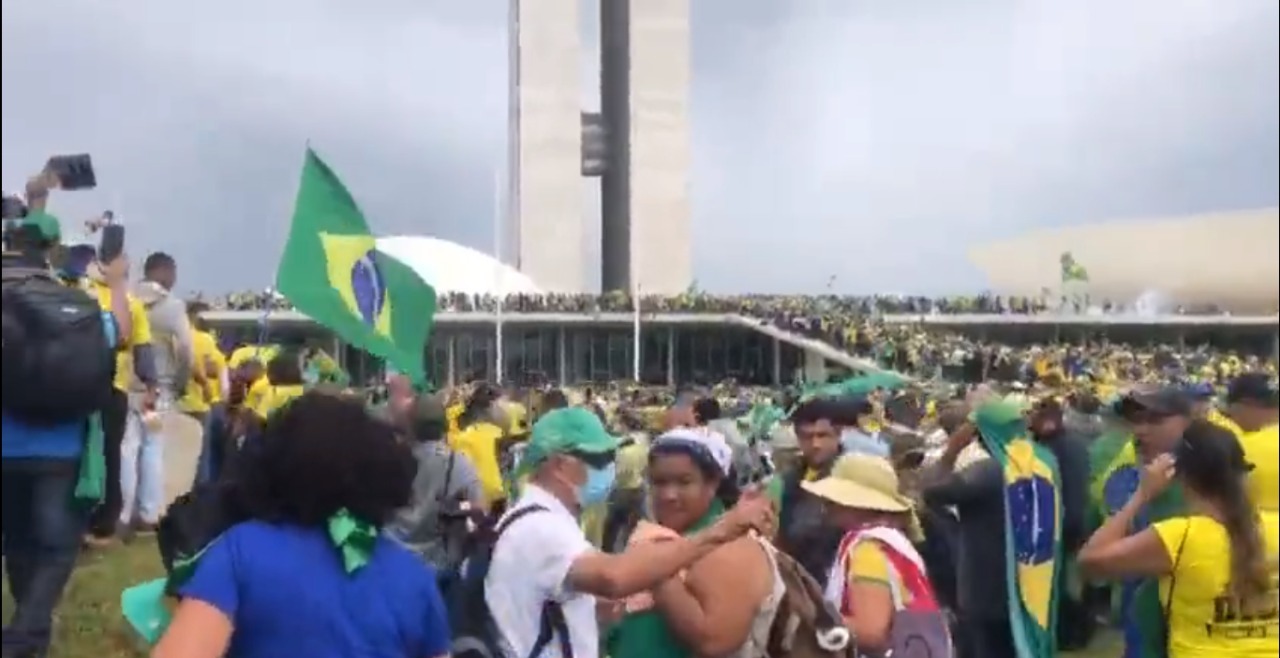 Bolsonaristas furam bloqueio e invadem Congresso em Brasília; vídeos