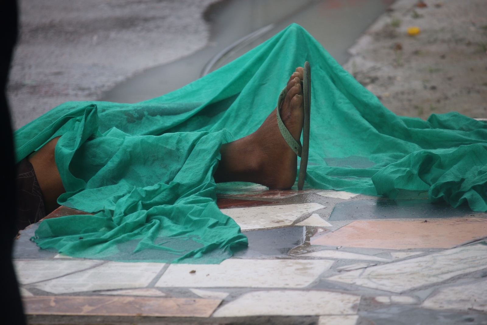 Homem morre ao ter cabeça esmagada por caminhão de entulho em Manaus