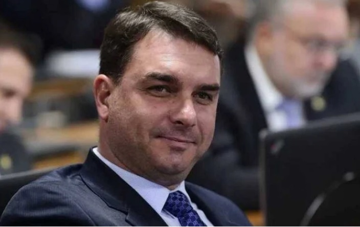 Flávio Bolsonaro vota contra a intervenção federal no DF