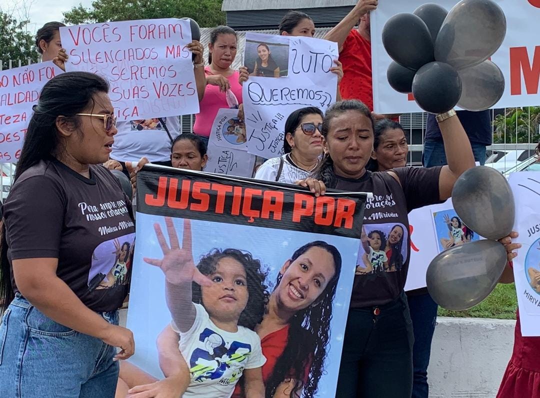 Família de mãe e filho que morreram atropelados pede justiça durante manifestação em Manaus