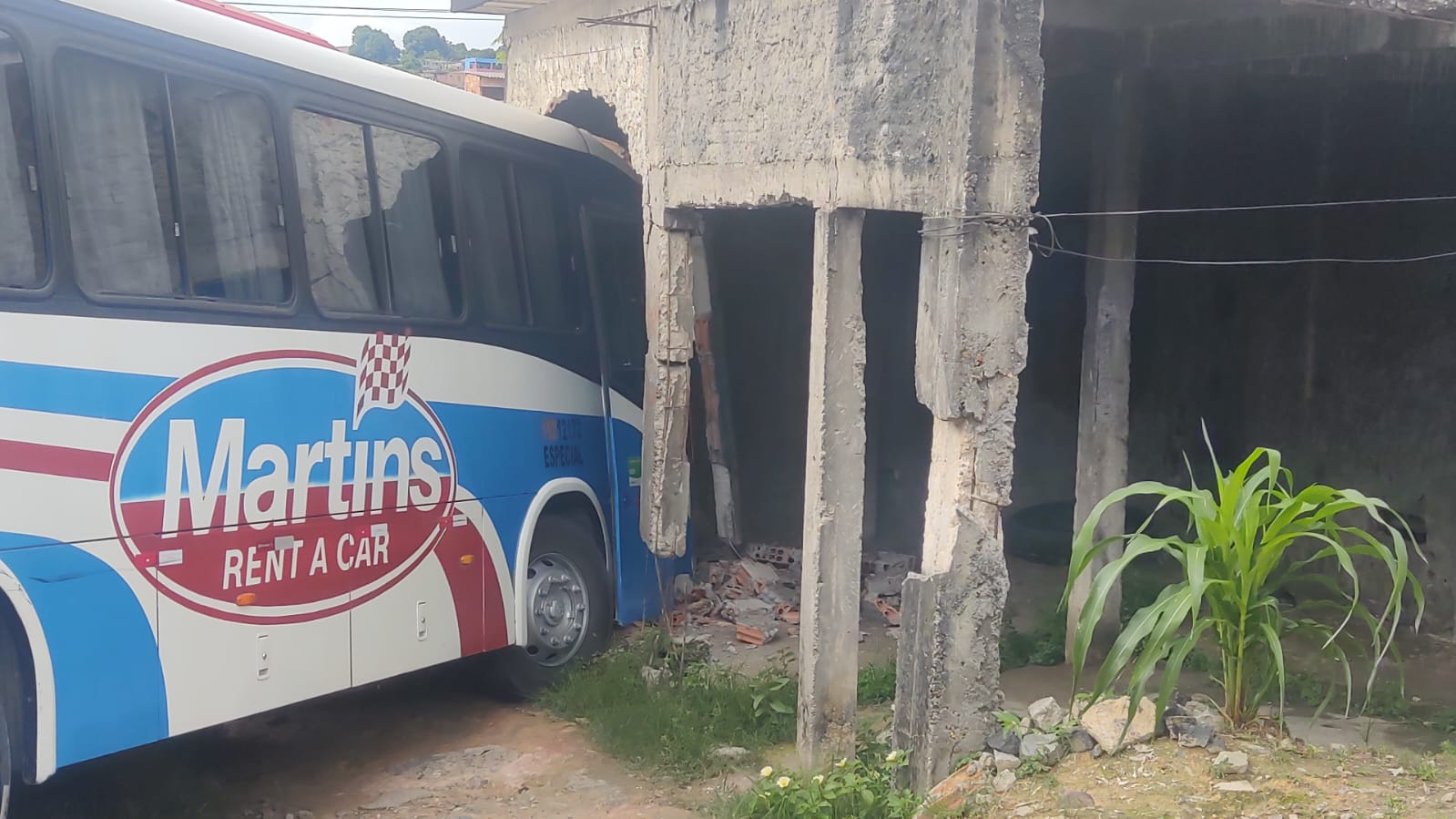 Desgovernado, ônibus com 30 pessoas invade casa em Manaus