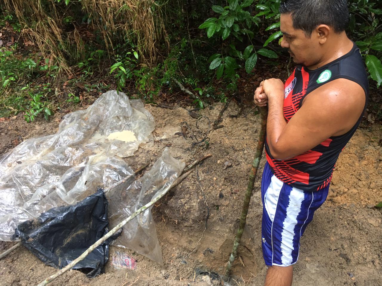 Família achou corpo de jovem em cova rasa após receber ligação anônima em Manaus