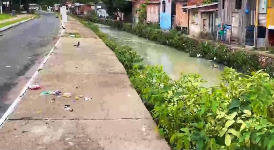 Corpo de homem é jogado em igarapé e desaparece após troca de tiros entre facções rivais em Manaus