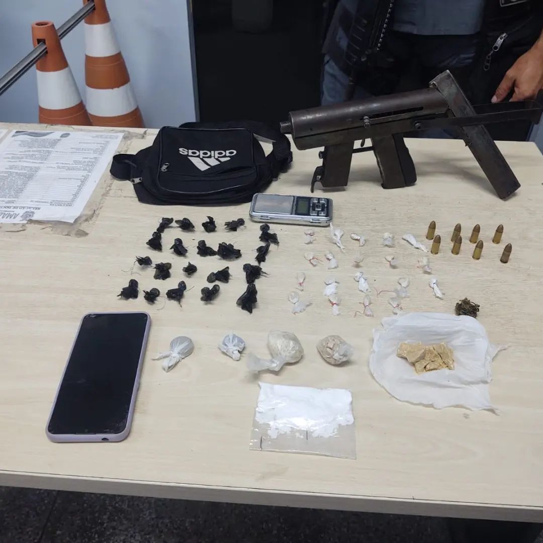 Trio é preso com submetralhadora e registros de contabilidade do tráfico em Manaus