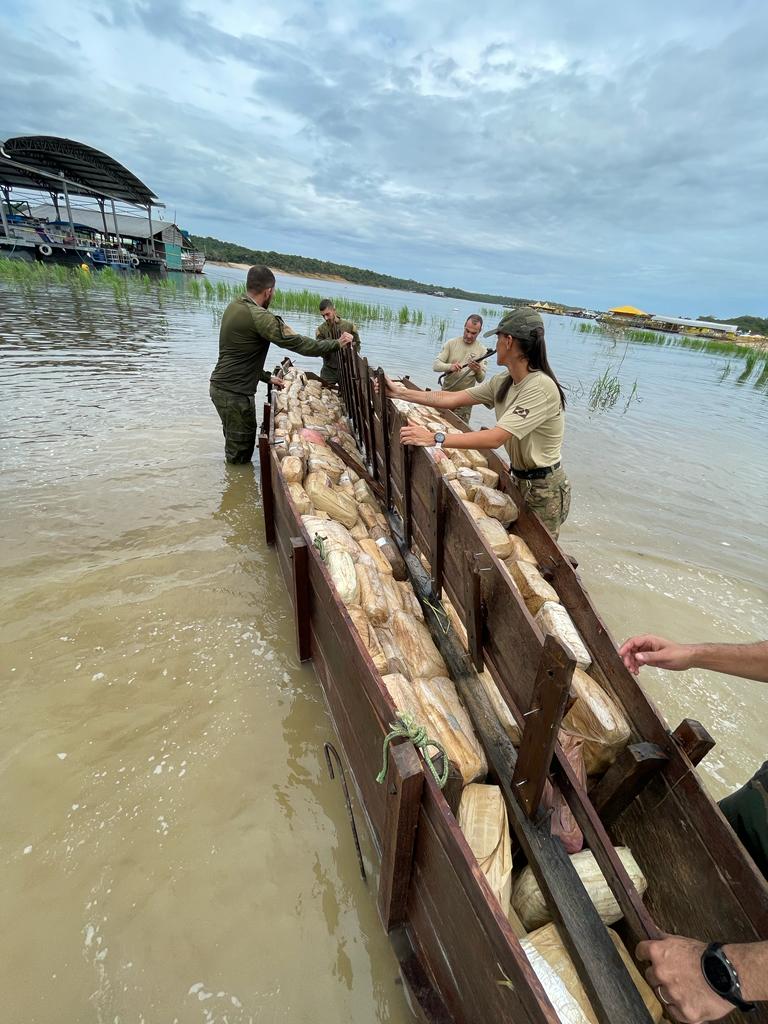 Grupo é preso com duas toneladas de drogas em embarcação no Amazonas