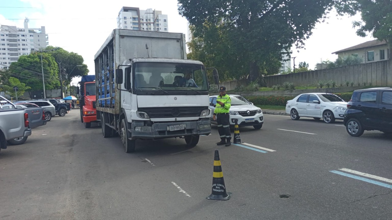 Manaus reforça fiscalização nas áreas de restrição de circulação de veículo de grande porte