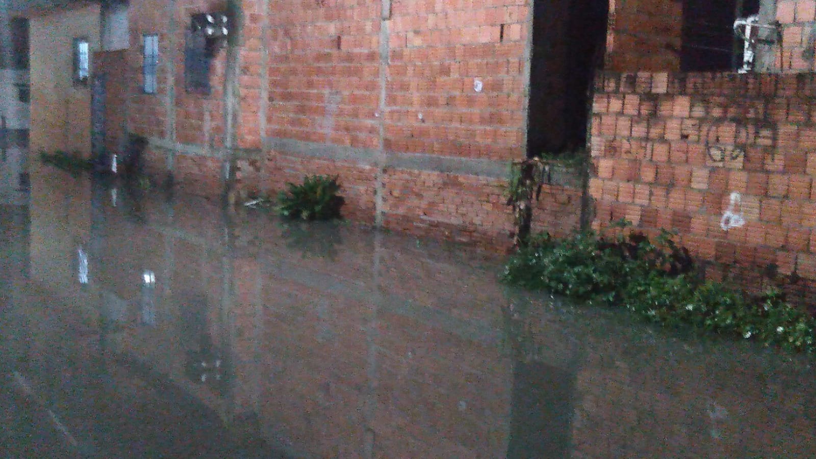 Rua fica debaixo d’água após bueiros entupirem em Manaus