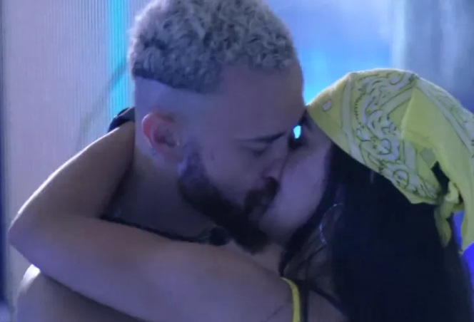 Vídeo: Larissa e Fred, ex-da Boca Rosa, trocam beijos no fim da festa do BBB 23