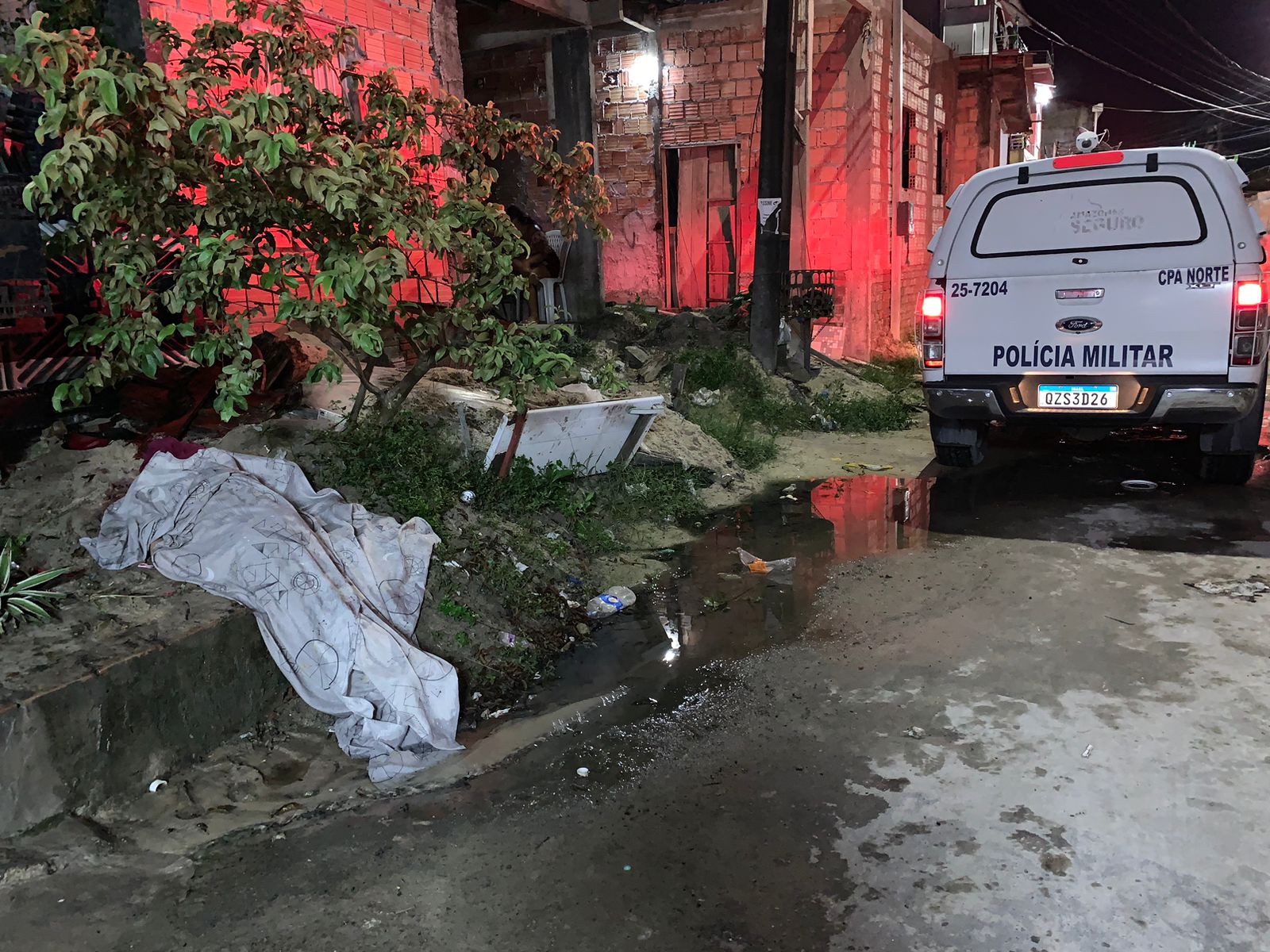 Homem é executado por criminosos a pé em Manaus