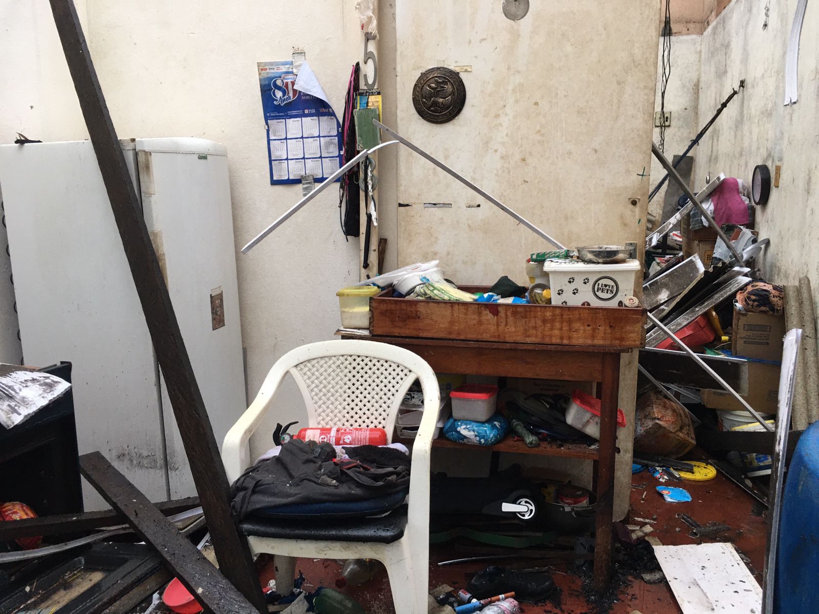 Casa explode e idoso fica gravemente ferido em Manaus