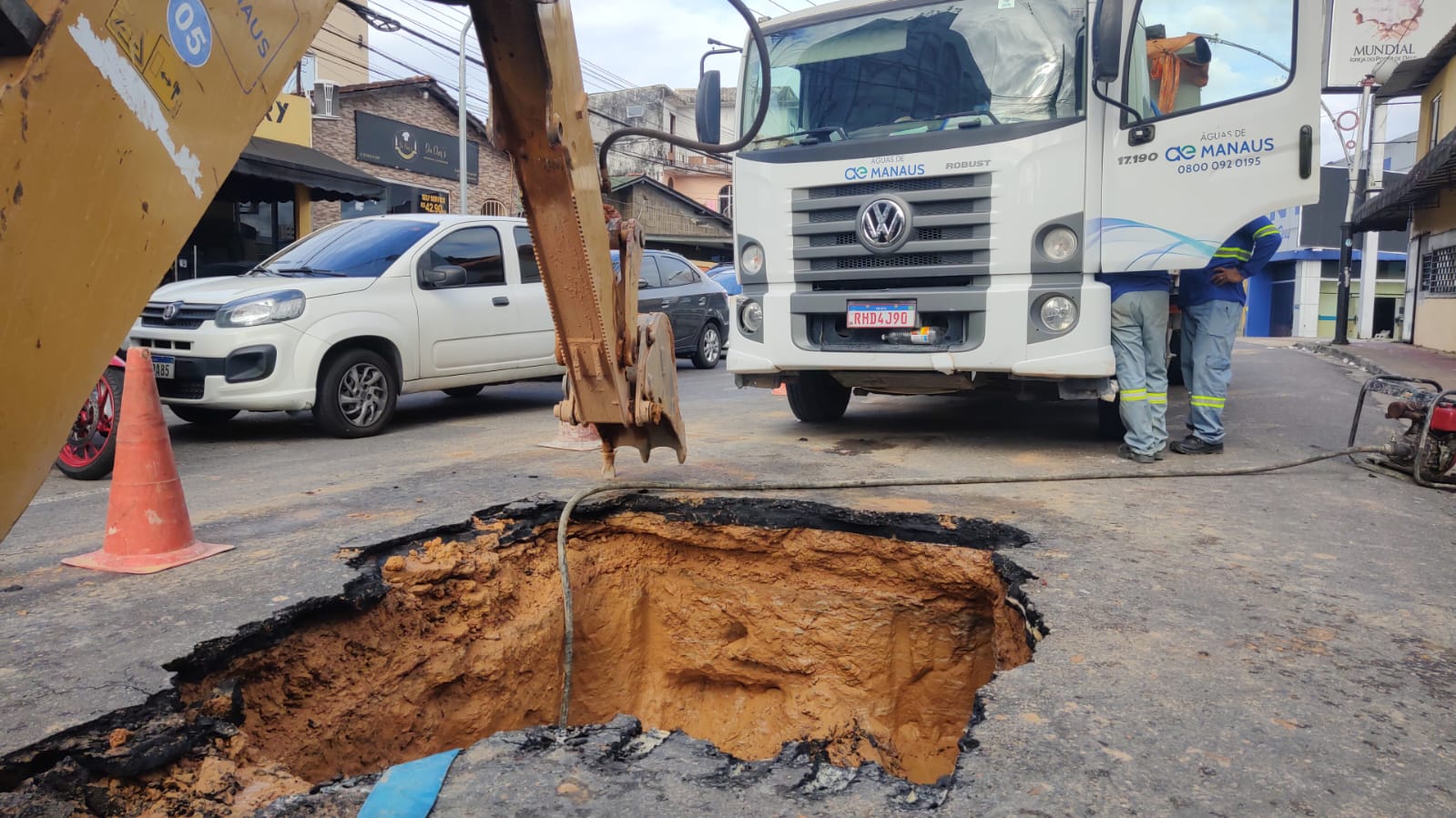 Cratera na Rua Pará causa congestionamento quilométrico em avenidas de Manaus